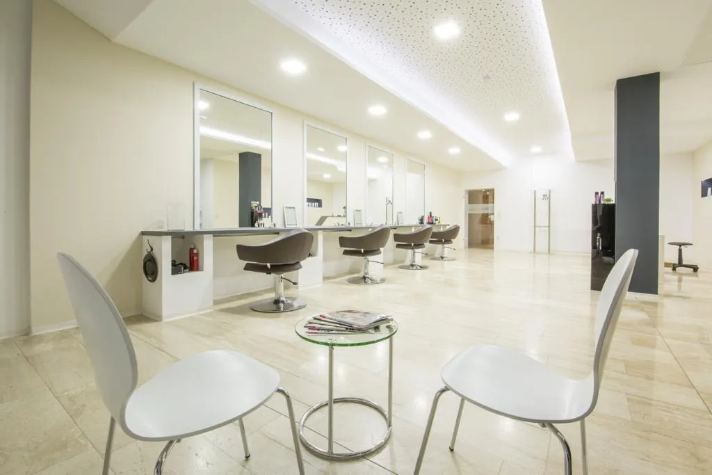 Heller Salonbereich von Mirha Friseur mit Frisierplätzen und Wartebereich