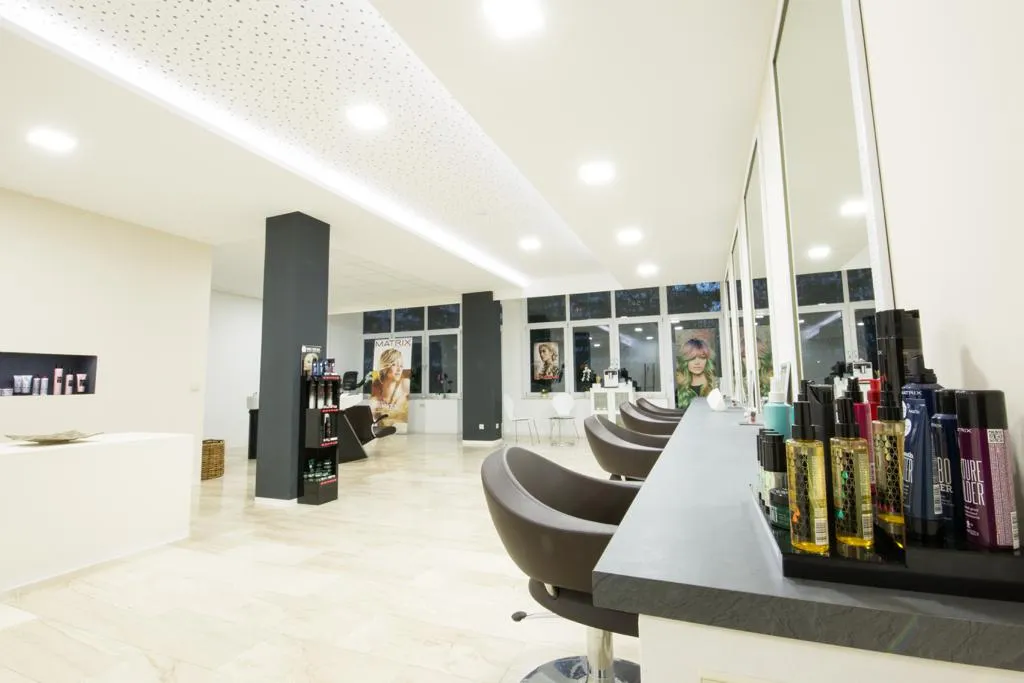 Hauptbereich des Salons mit mehreren Styling-Stühlen