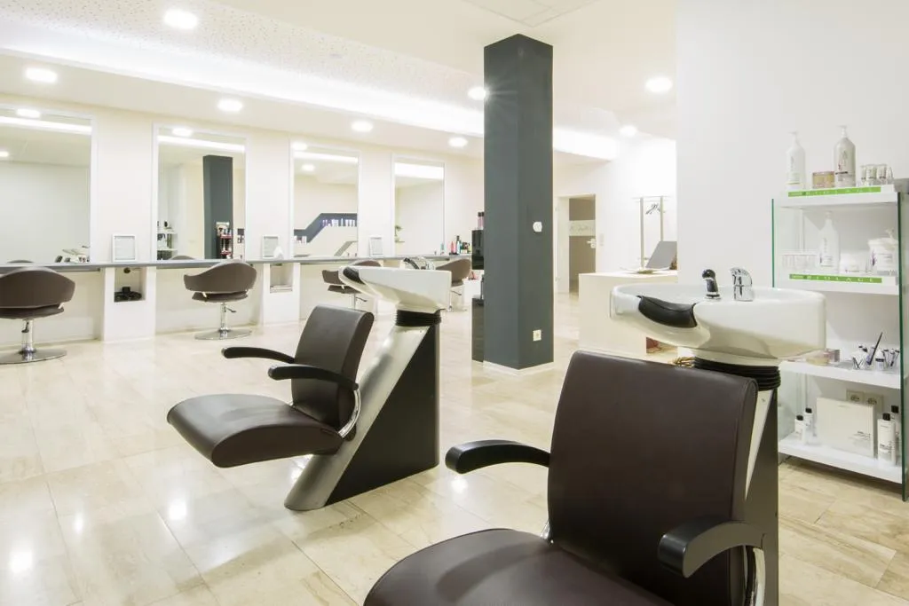 Mirha Friseur Waschbereich mit modernen Ledersesseln